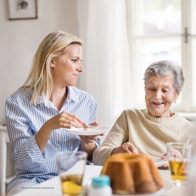 Mitarbeiterin und Mieterin beim Kuchen essen