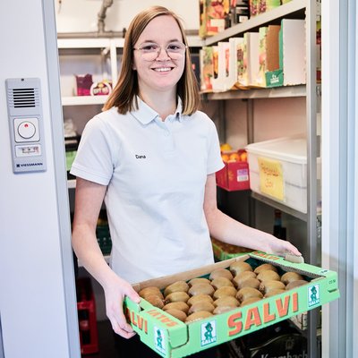 Mitarbeiterin in Lebensmittel Vorratskammer