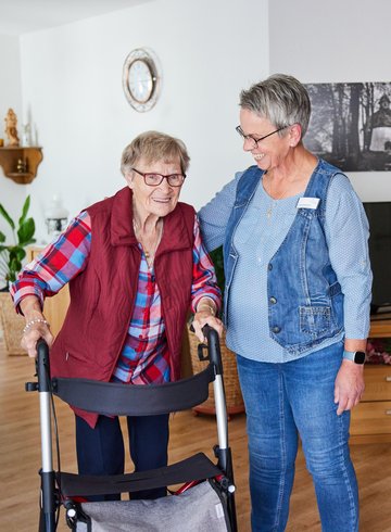 Mitarbeiterin und Betroffene im häuslichen Umfeld