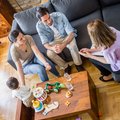 Eltern mit Kind und Beraterin im Gespräch