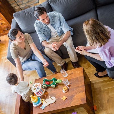 Familie in Beratungsgespräch