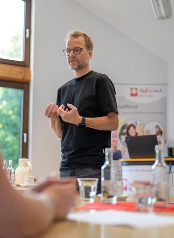 Berater hält einen Vortrag und gibt Tipps