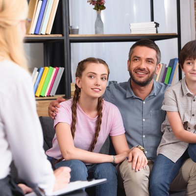Vater mit Kindern in Beratungsgespräch