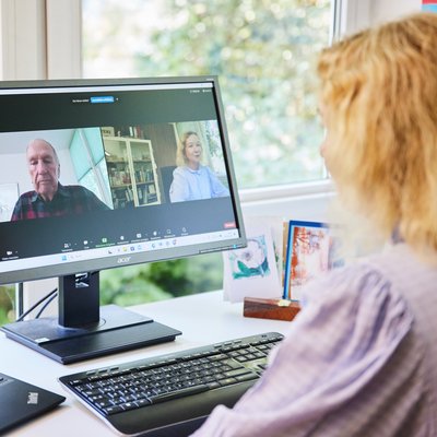 Videokonferenz mit Mitarbeiterin, Betroffenem und Bezugsperson