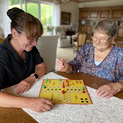 Mitarbeiterin und Kudin beim Spielen