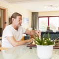 Mann beim Schachspielen