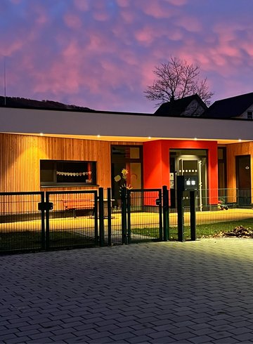 Kindergarten mit lila blauen Himmel.