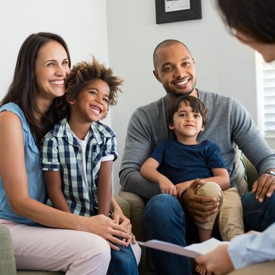 Familie in Beratungsgespräch 