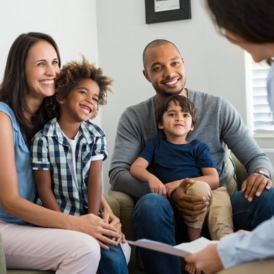 Familie in einer Beratungssituation