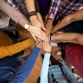 Viele Hände schlagen gemeinsam ein