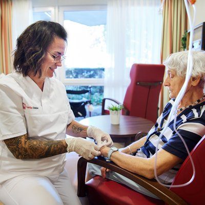 Mitarbeiterin versorgt Betroffene