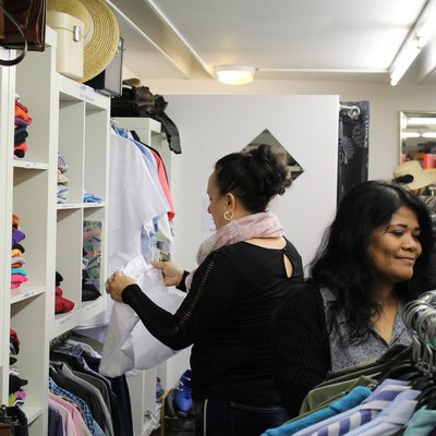 Kundinnen schauen sich Kleidung im Laden an