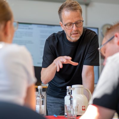 Berater hält einen Vortrag und gibt Tipps