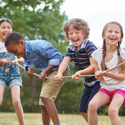 Kinder beim Tauziehen
