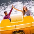 Betreuerin und Kind bei einem Ausflug im Tretboot 