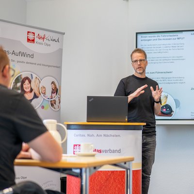 Berater hält einen Vortrag und gibt Tipps