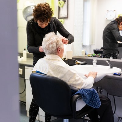 Bewohnerin beim hauseigenen Friseur 
