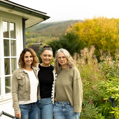 Birgit Voucko, Jacqueline Neu und Gabi Quinke-Ledigen vor dem zukünftigen Gebäude des Cafés
