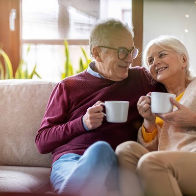 Ehepaar beim Kaffeetrinken