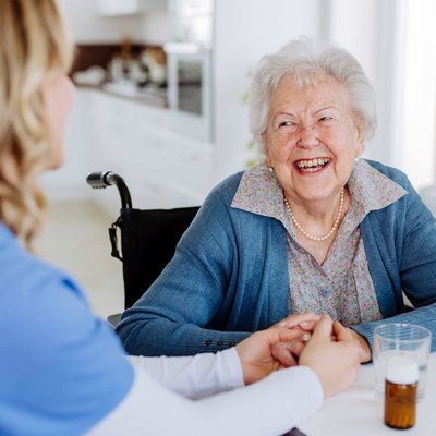 Pflegekraft mit Bewohnerin