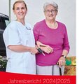 Pflegekraft mit Patientien beim Spaziergang
