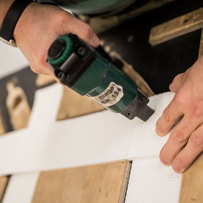 Mitarbeiter bei handwerklicher Tätigkeit