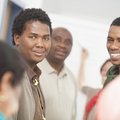 Menschen mit Migrationshintergrund lachen fröhlich in Kamera