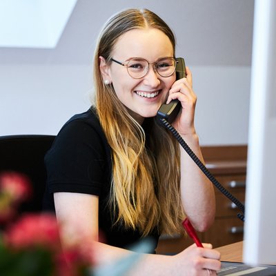 Auszubildene am Telefon