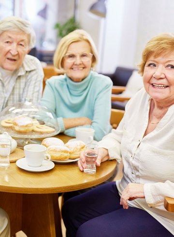 Senioren beim Kaffe trinken und Kuchen essen